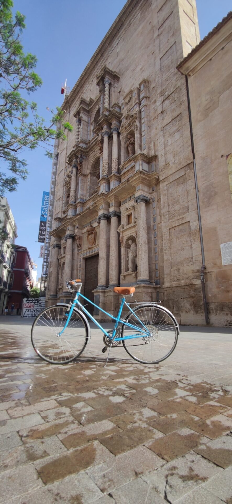 La creciente popularidad de la bicicleta como medio de transporte en las ciudades y su impacto en la reducción del tráfico urbano y la contaminación.